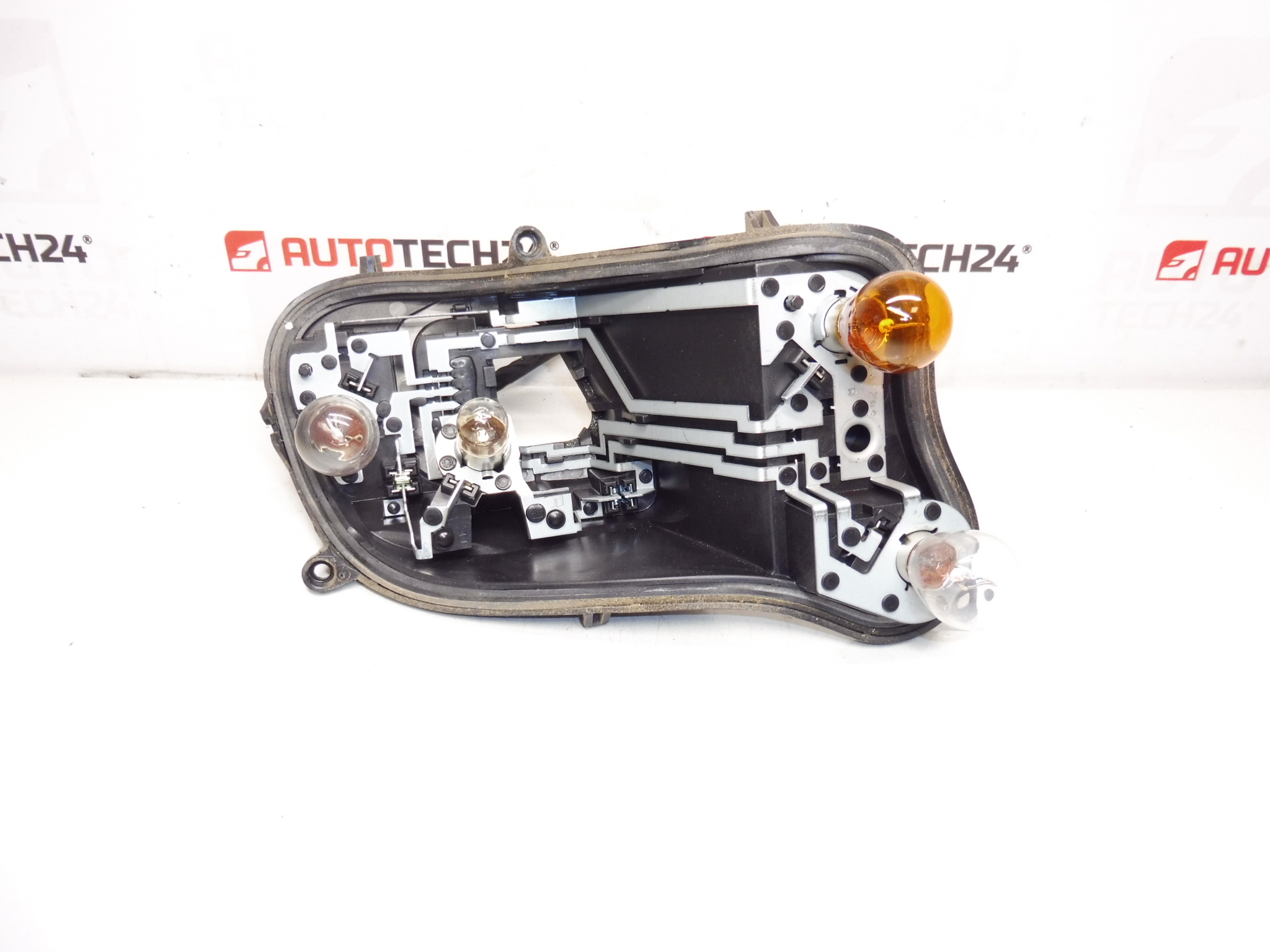 Basis rechter achterlicht buitenkant Citroën C4 II 9808624380 9808624580