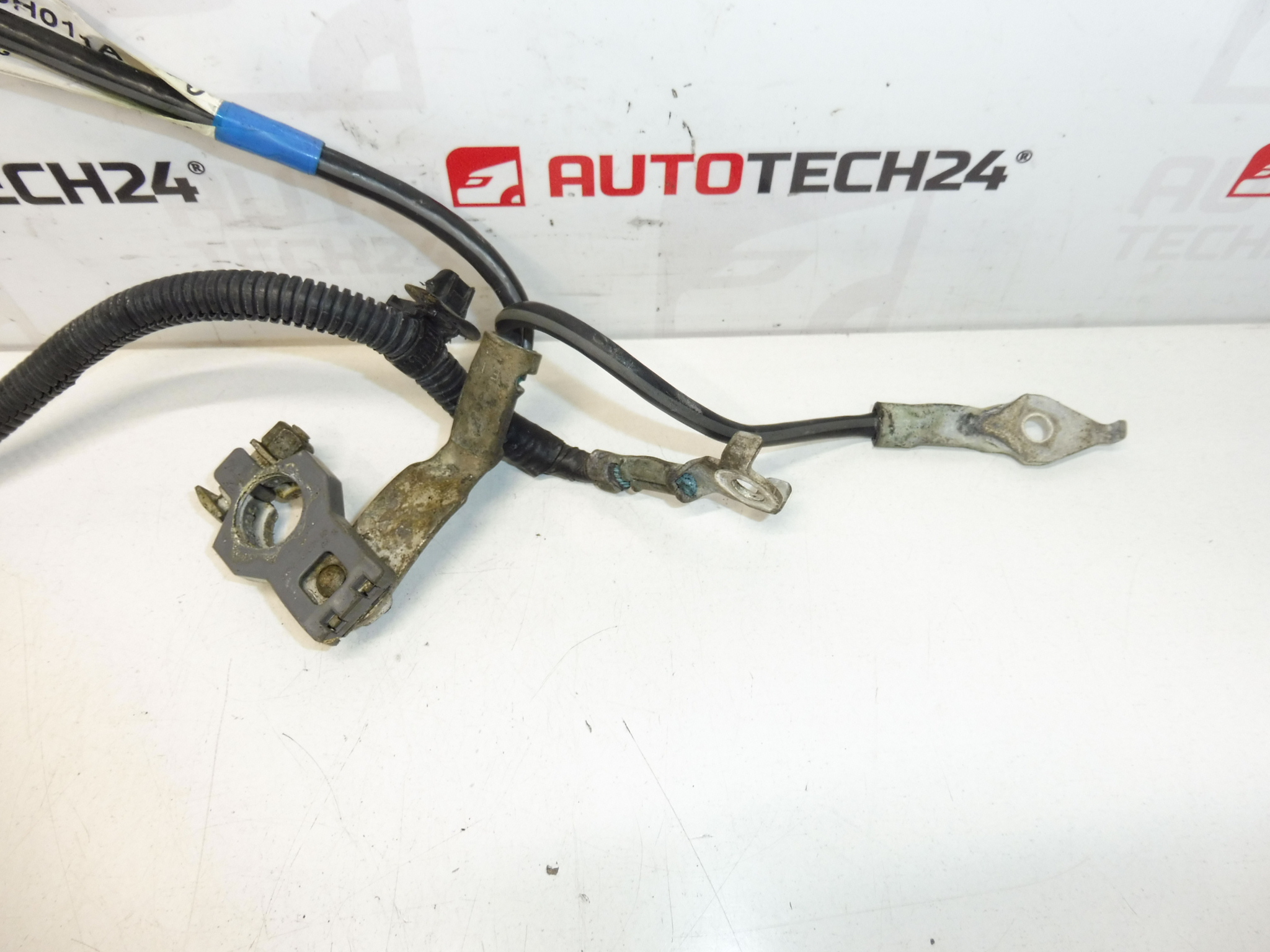 Achterkant van negatieve poolbatterij Citroën C1 Peugeot 107 5642HC