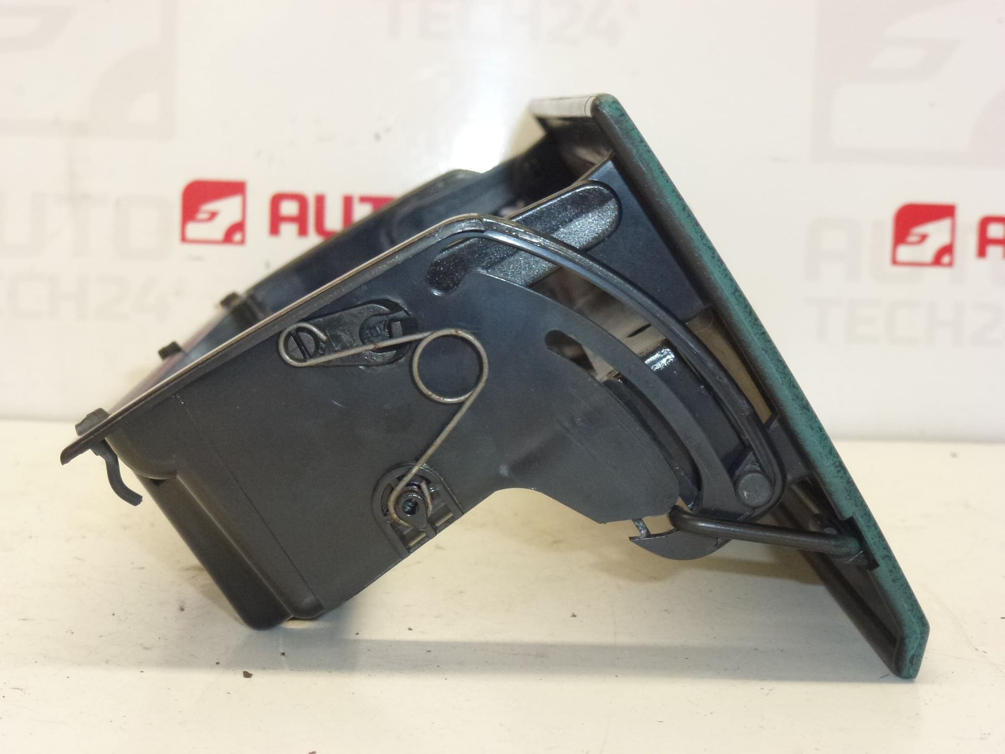 Radiohouder Citroën Berlingo I en Peugeot Partner I 8212EM