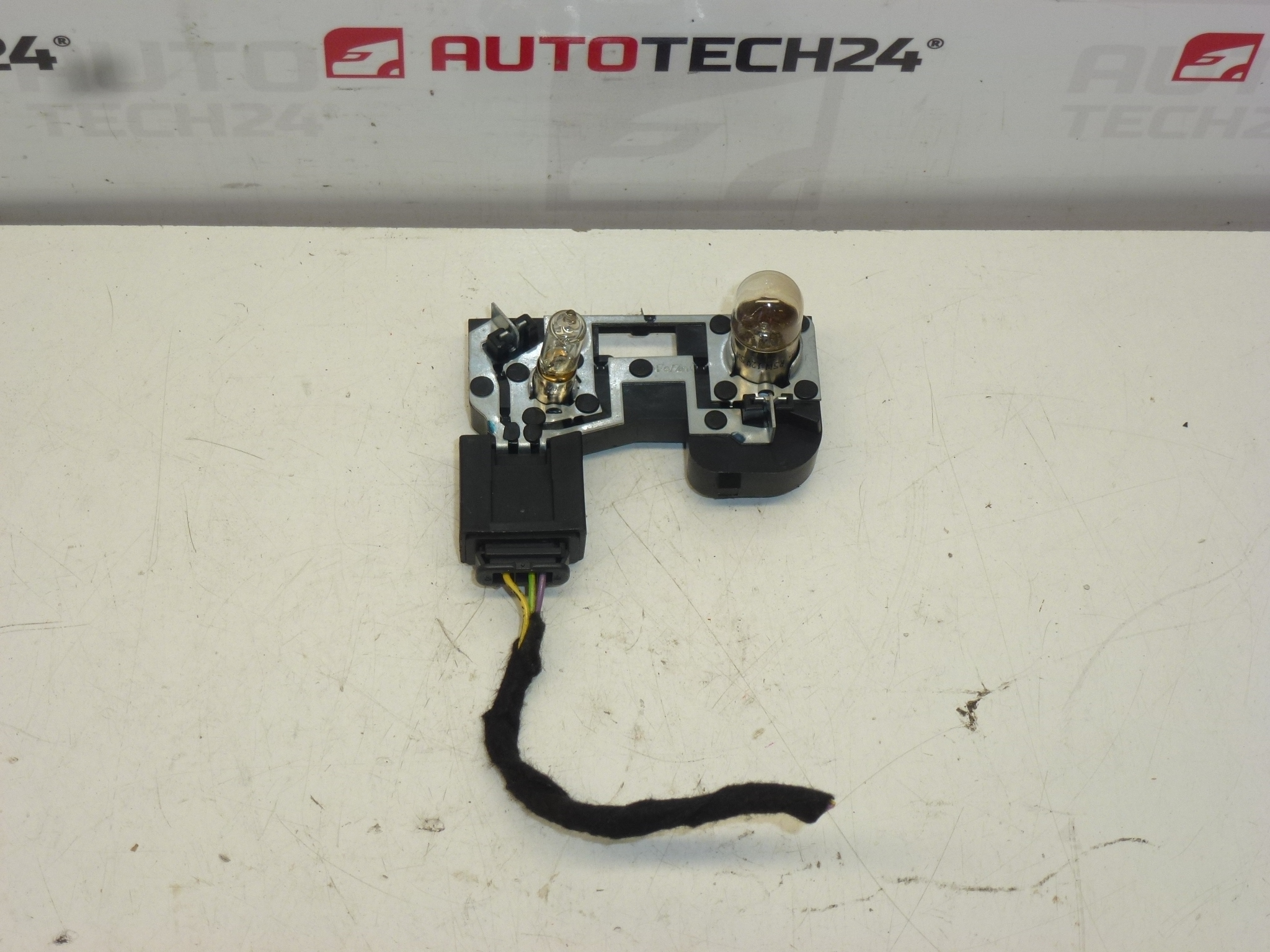 Stekkerdoos voor achterlicht interieur links Citroën C5 X7 sedan 6351EX