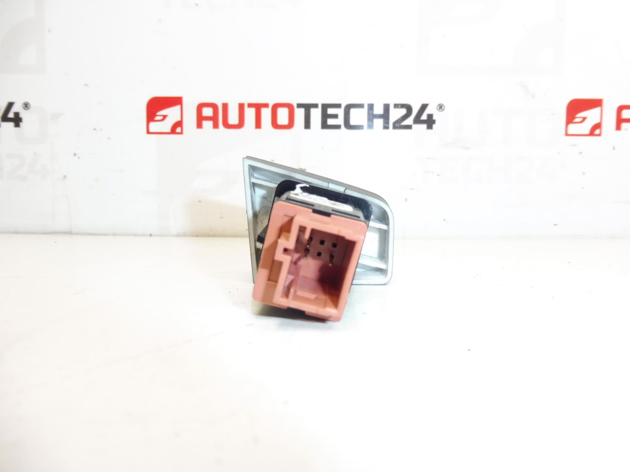 Schakelaar Gevarensignalen Citroën C-Elysée Peugeot 301 96765876ZD - Afbeelding 2