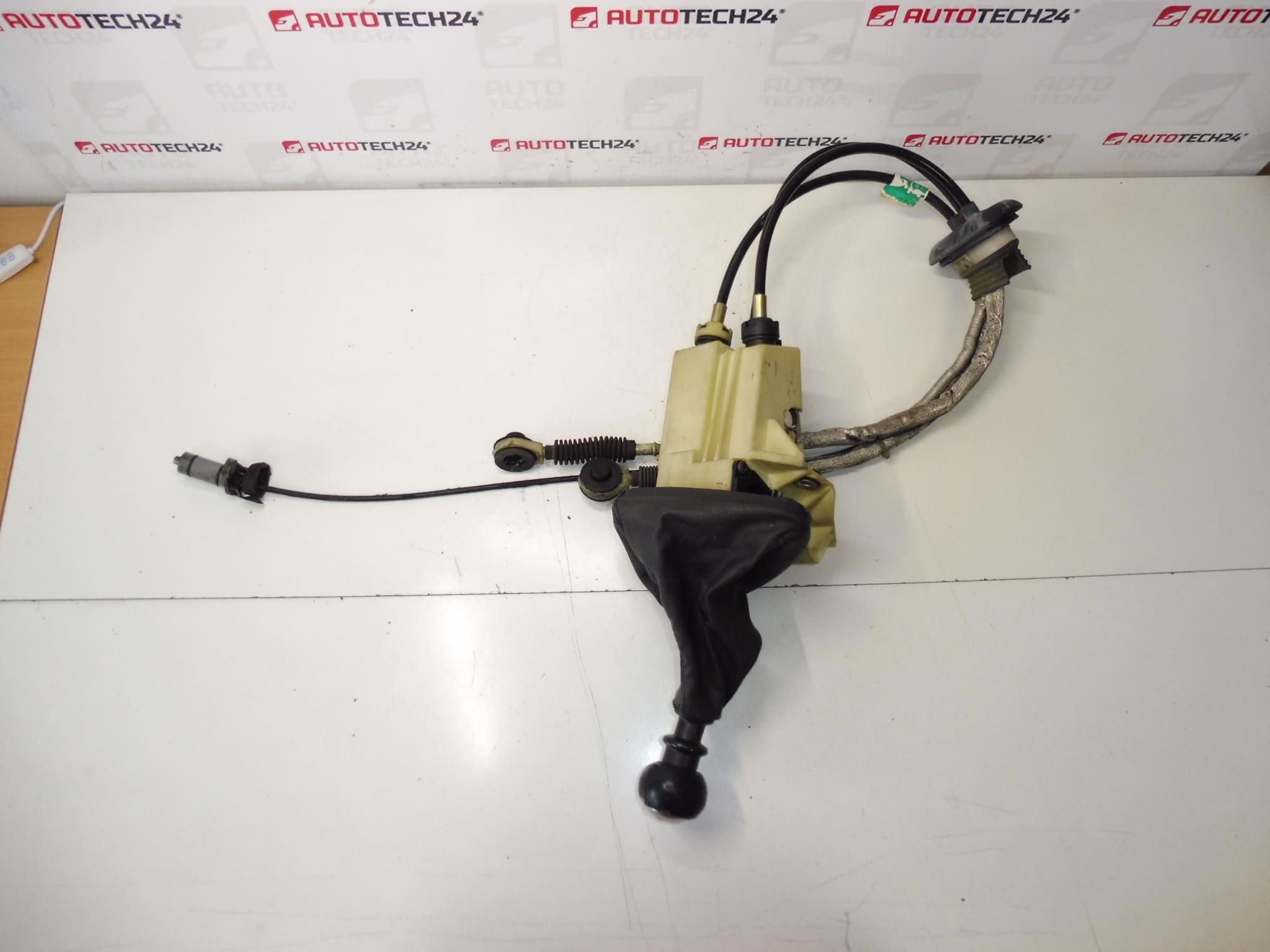 De achtergrond en de verschuiving van 6 snelheden Citroën Peugeot 2400p7 2444X8 241059