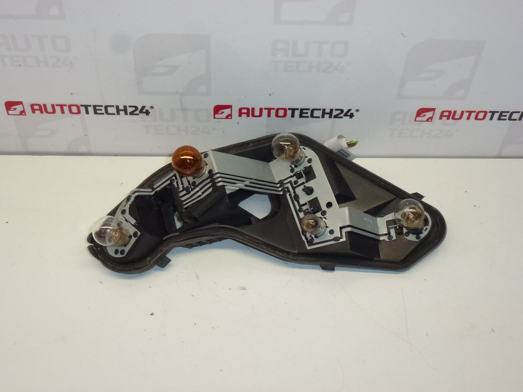 Lampfitting links achter + kabel Peugeot 207 6350Y7