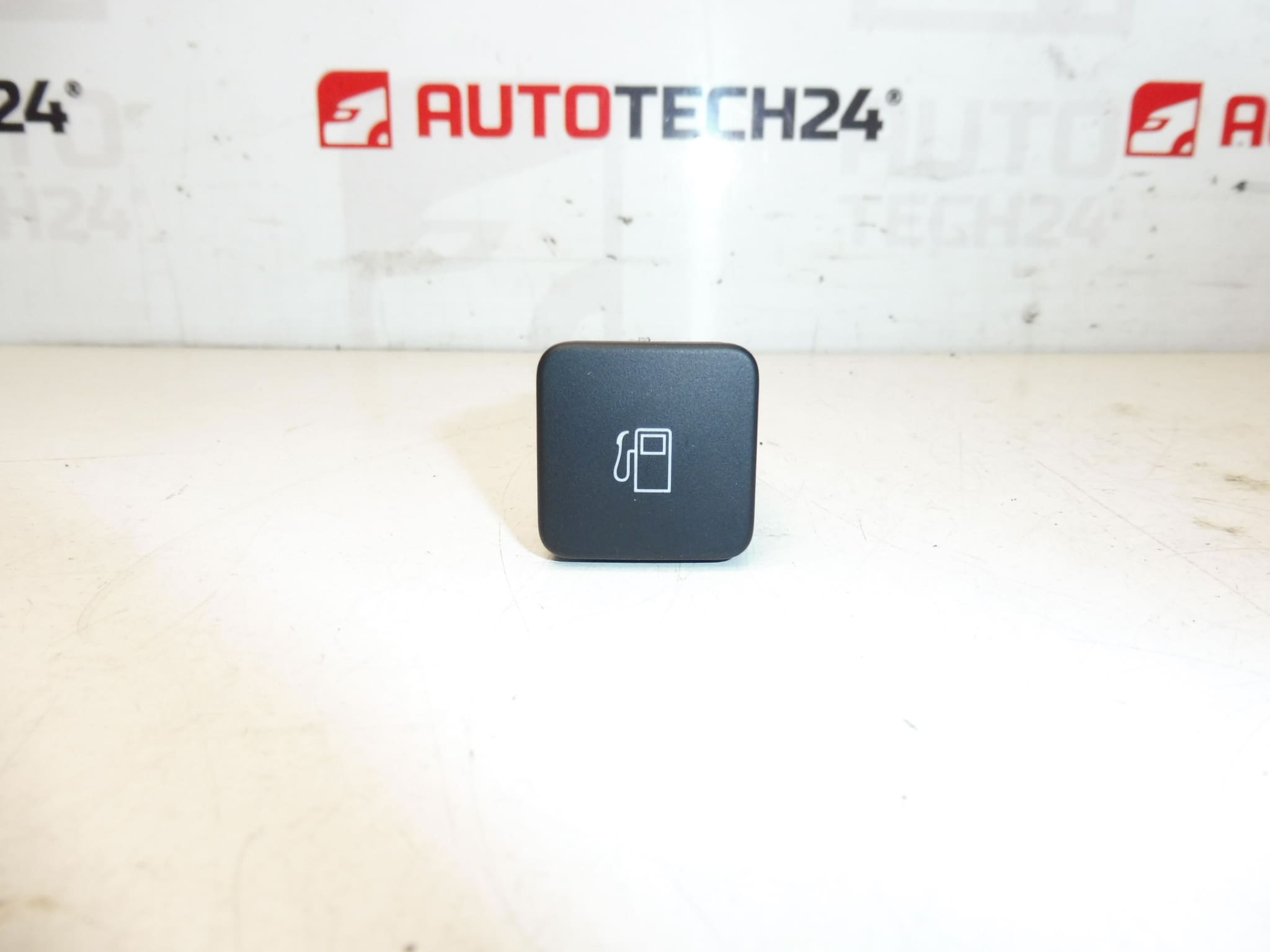 Opening van de Citroën DS 9664235DU -brandstoftank