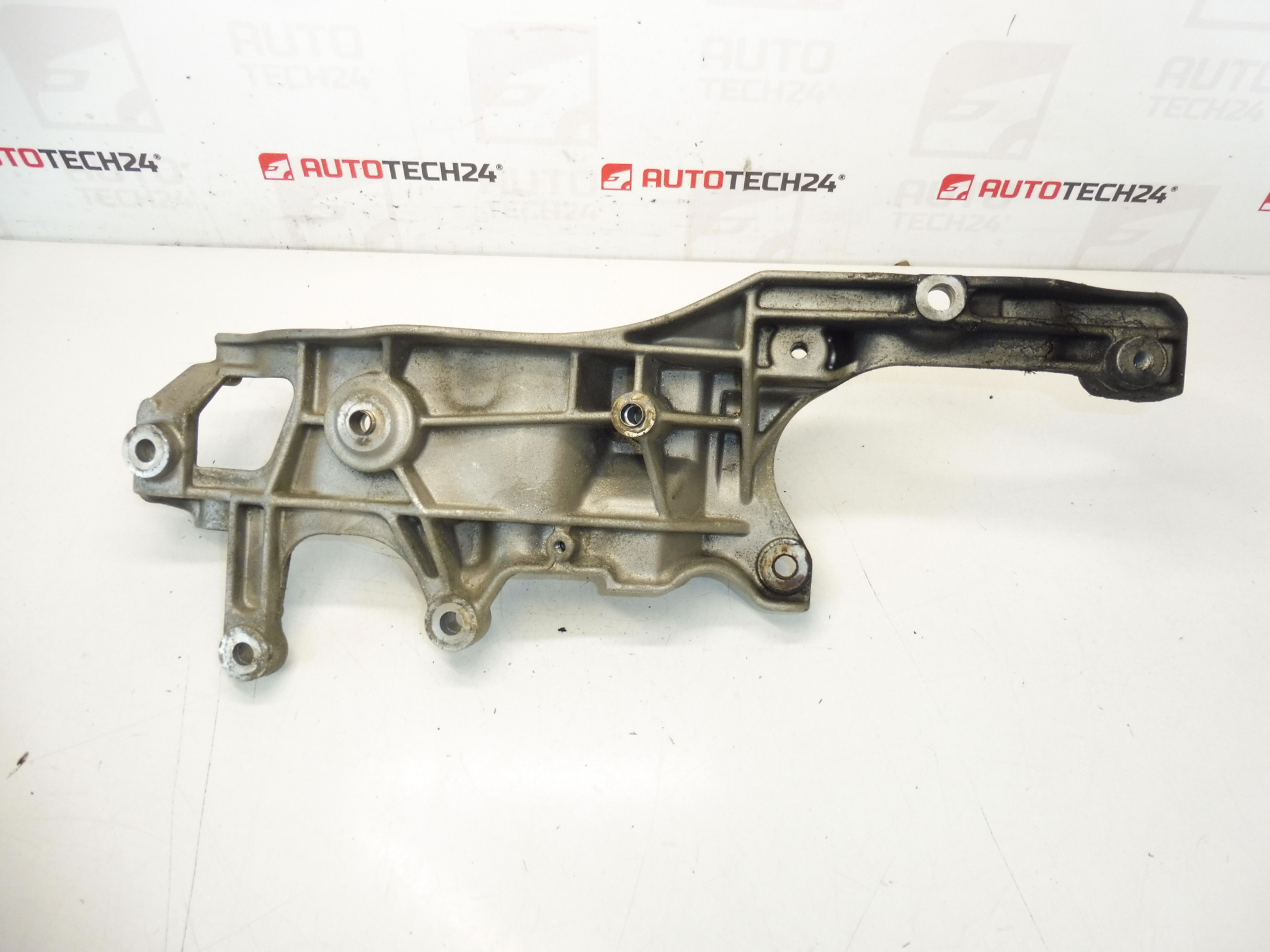 Citroën Peugeot Dynamo Aircocompressorhouder 9688628680 5706N7