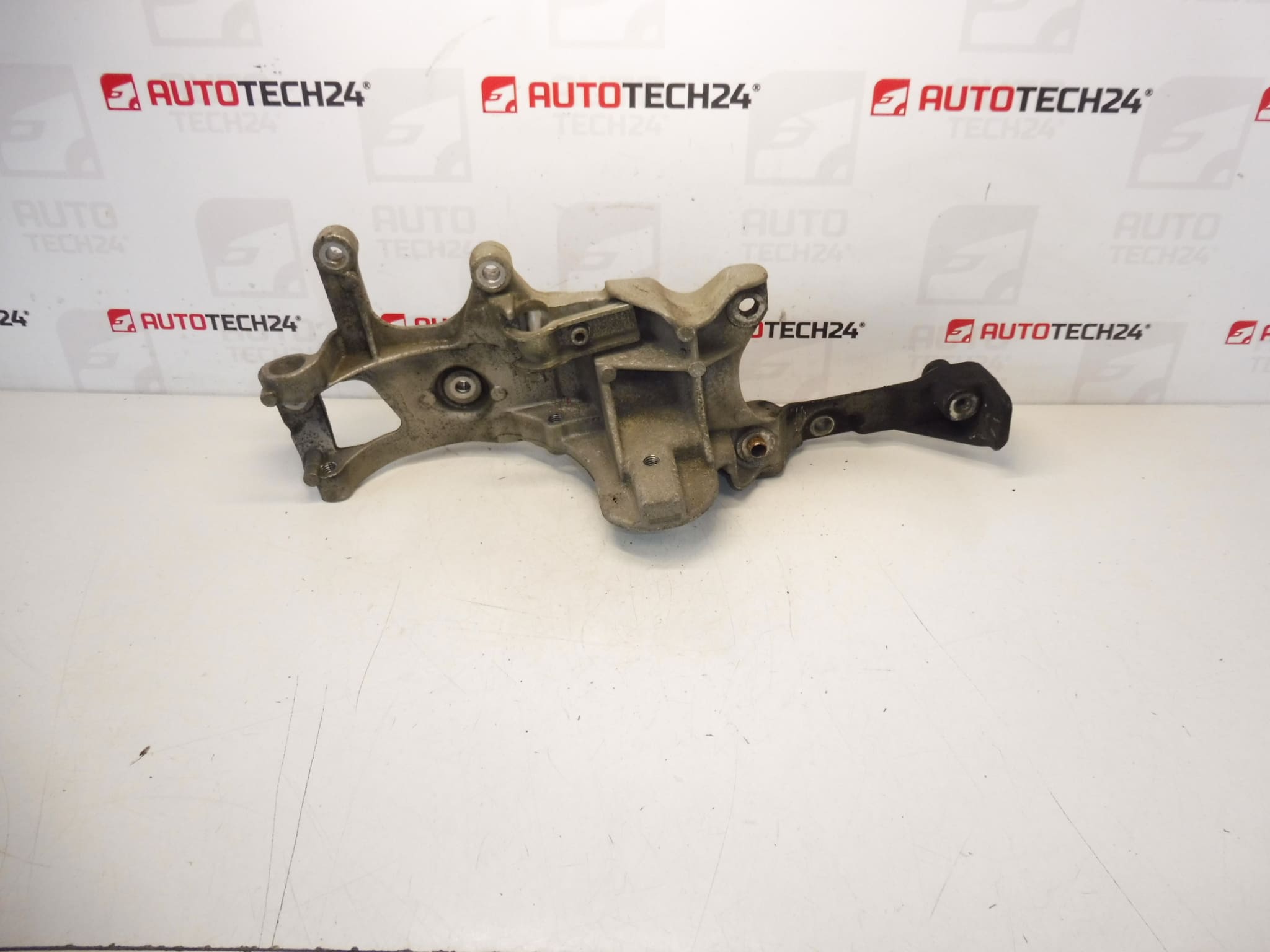 Citroën Peugeot Dynamo Aircocompressorhouder 9688628680 5706N7