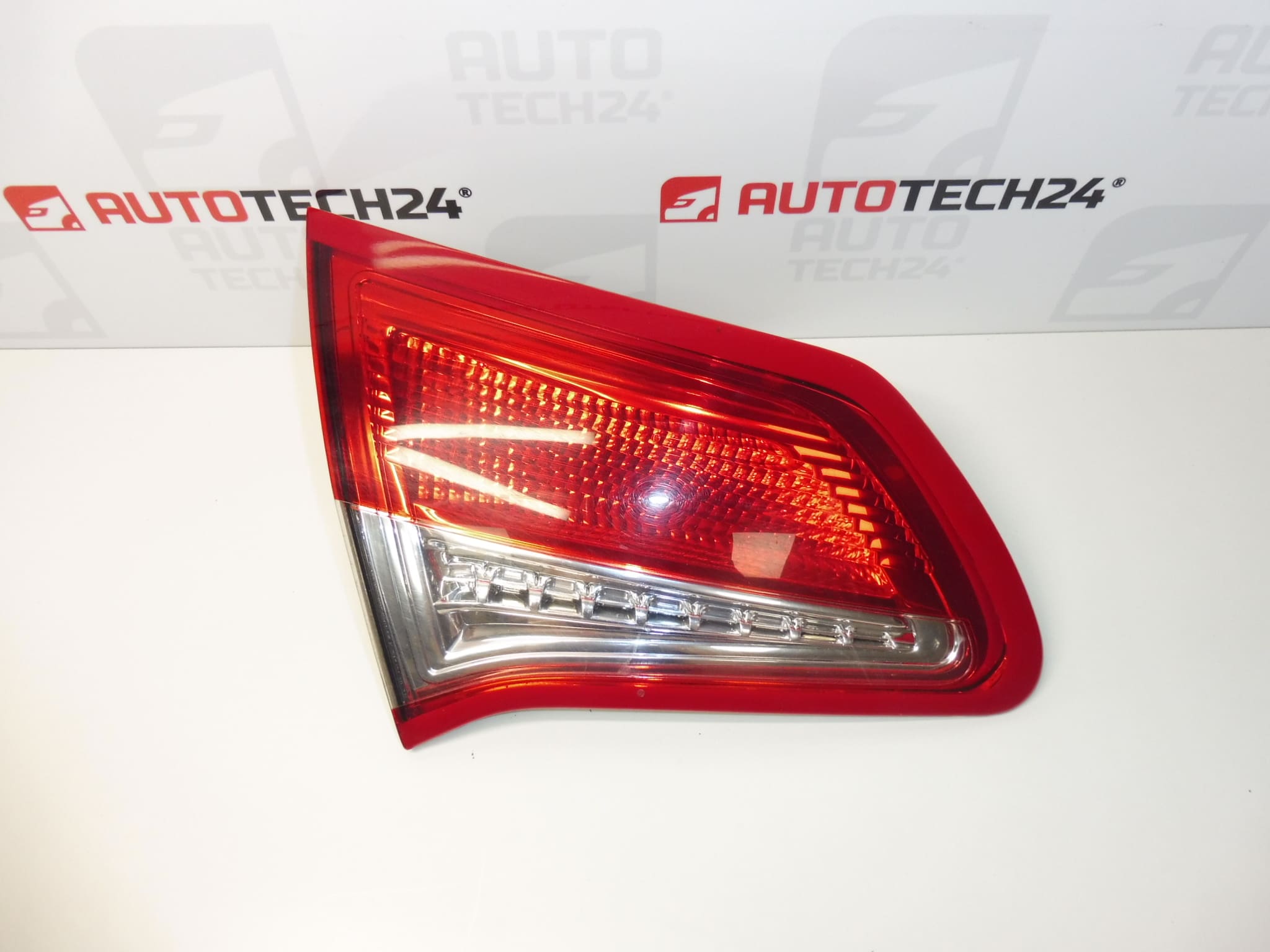 Decoratief frame van de linker achterlamp Citroën C4 II 9672155880 7453E4